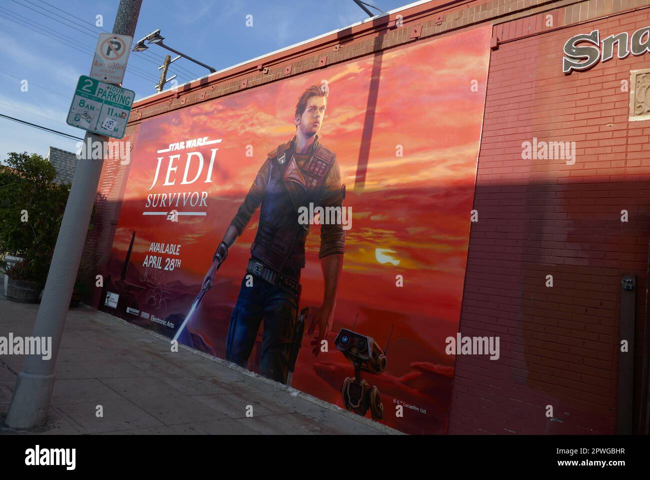 Los Angeles, California, USA 29th aprile 2023 Star Wars Jedi Survivor Street Art Mural Billboard il 29 aprile 2023 a Los Angeles, California, USA. Foto di Barry king/Alamy Stock Photo Foto Stock