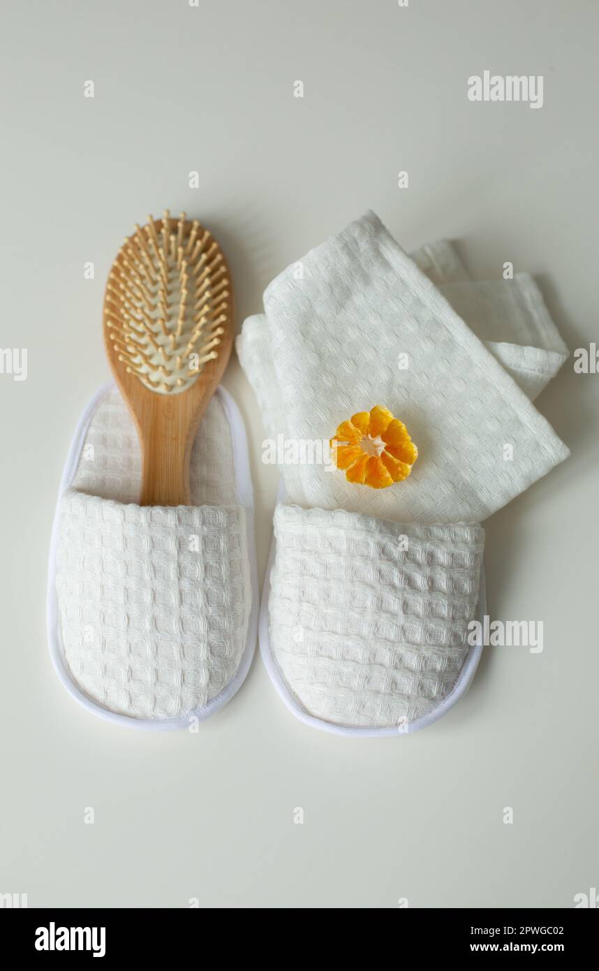 modello, scarpe in tessuto, ciabatte per doccia, spazzola per massaggi,  pera secca, si trova sul tavolo Foto stock - Alamy