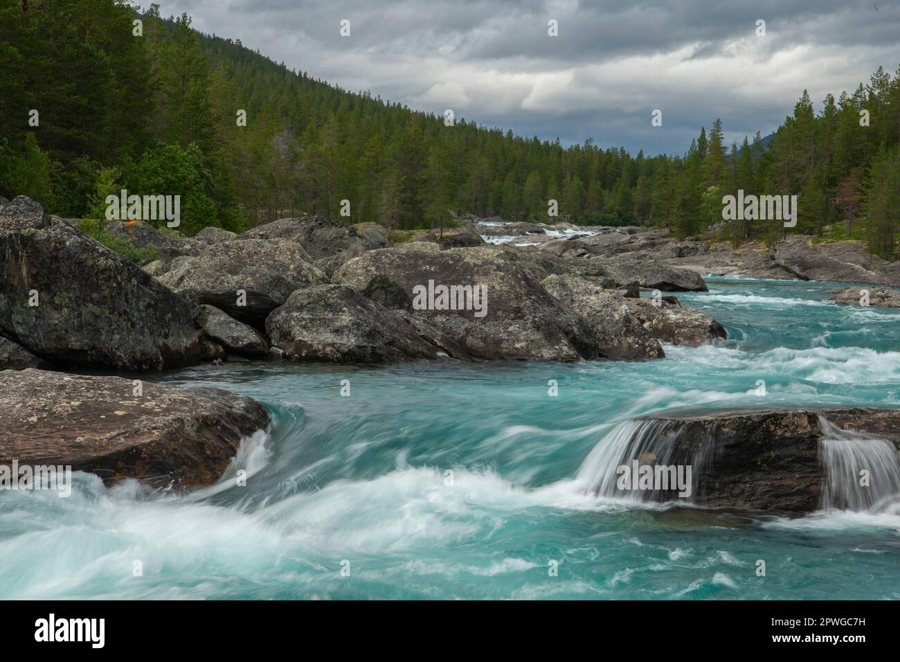 Panorama estivo Paesaggio norvegese con Crystal Clear Glacial Mountain River. Vestland Norvegia, Europa. Foto Stock