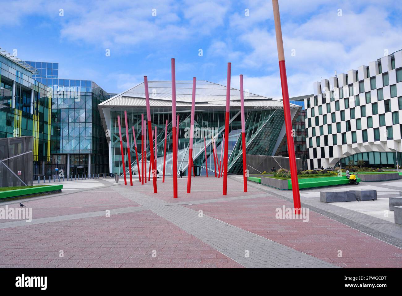 Piazza pubblica circondata da bassi e moderni edifici di uffici nell'area Docklands di Dublino vicino al Canal Grande Foto Stock