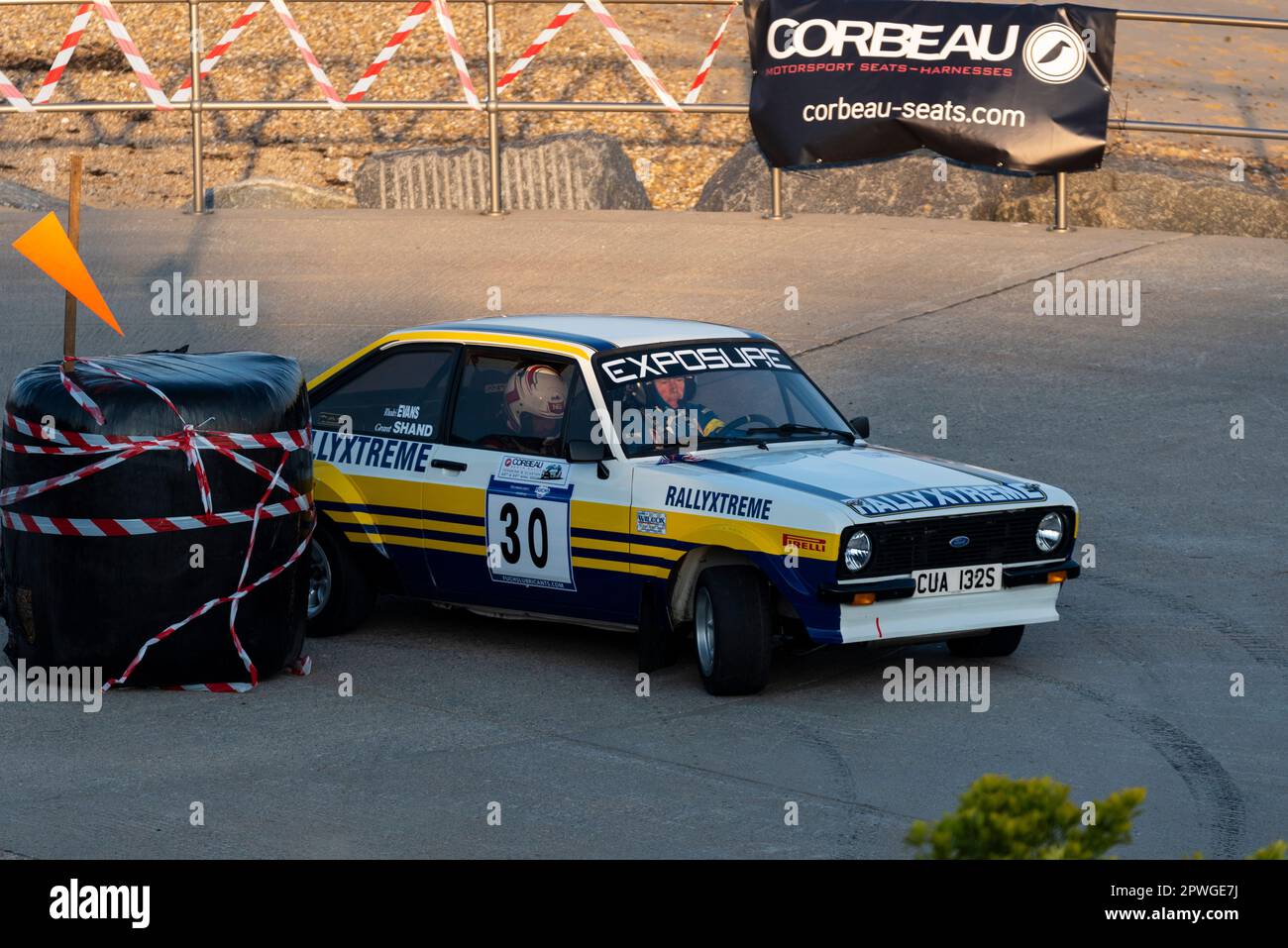 Grant Shand racing una Ford Escort RS che gareggia nel Corbeau Seats rally sul lungomare di Clacton, Essex, Regno Unito. Secondo conducente Rodri Evans Foto Stock