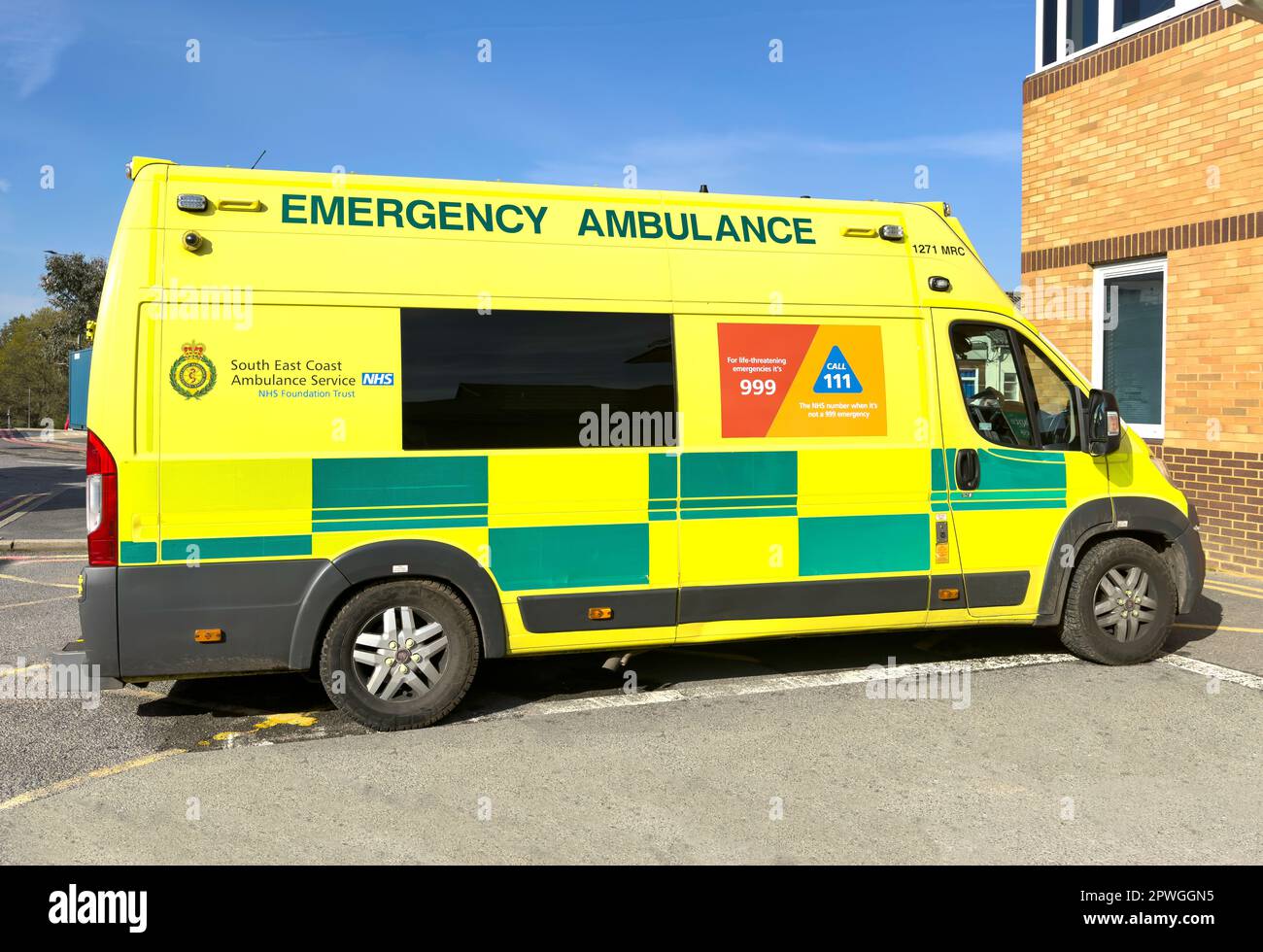 Ambulanza della costa sud-orientale presso il pronto soccorso, St Peter's NHS Hospital, Guildford Road, Lyne, Surrey, Inghilterra, Regno Unito Foto Stock