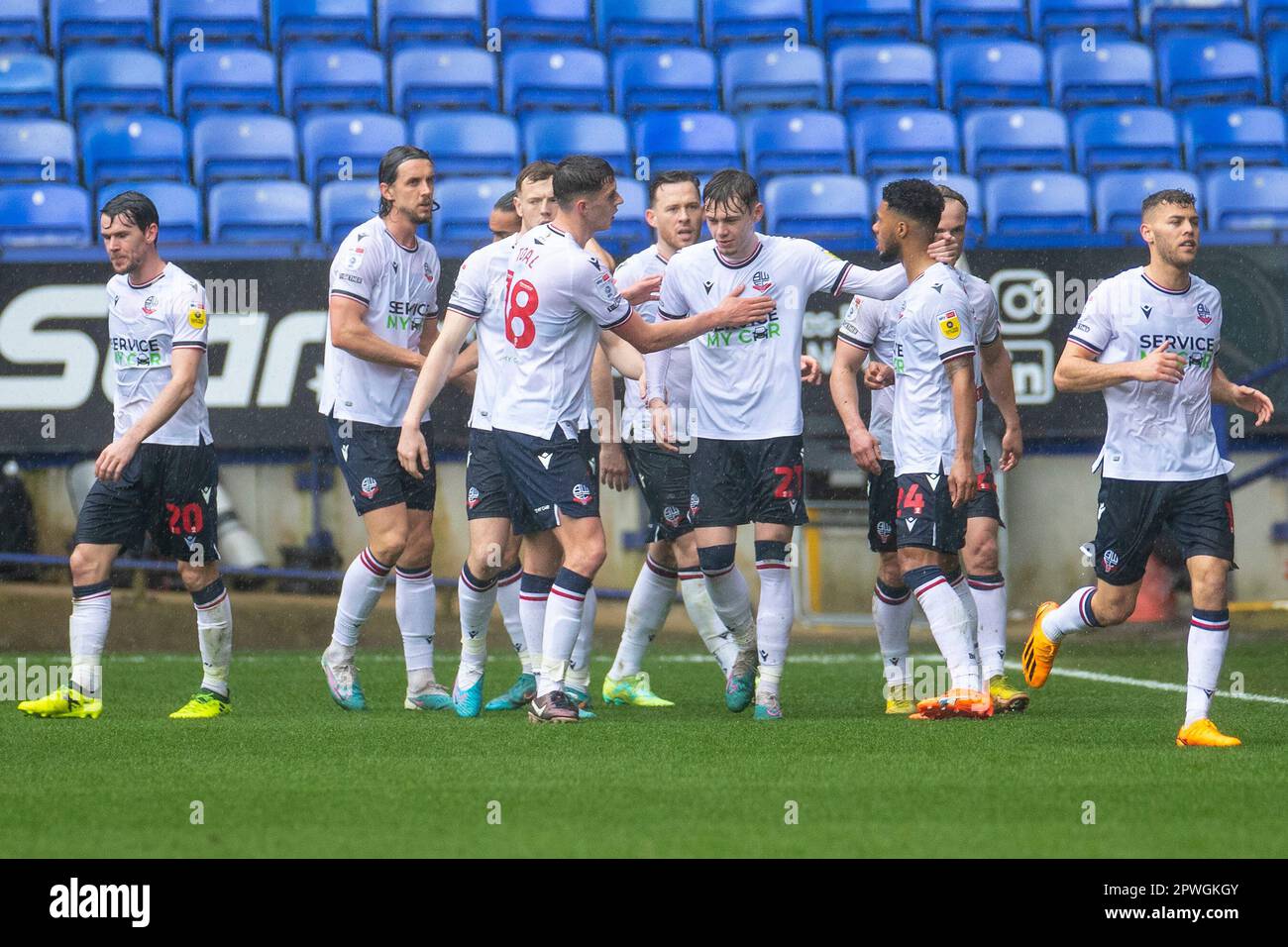 Goal 1-0 i giocatori di Bolton Wanderers festeggiano dopo un OG della promessa Omochere #20 di Fleetwood durante la partita della Sky Bet League 1 tra Bolton Wanderers e Fleetwood Town al Reebok Stadium di Bolton sabato 29th aprile 2023. (Foto: Mike Morese | NOTIZIE MI) Credit: NOTIZIE MI & Sport /Alamy Live News Foto Stock