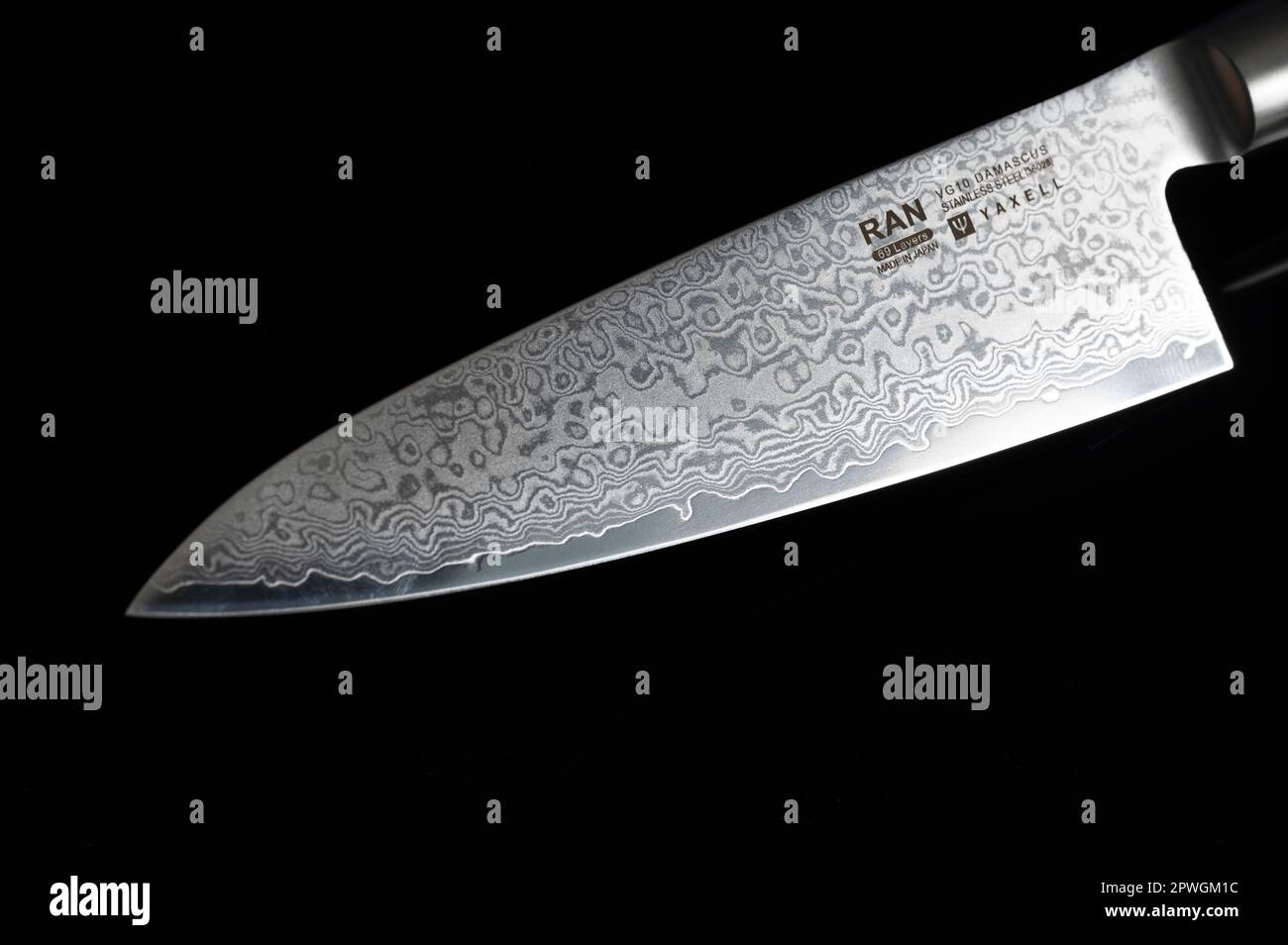 Un tradizionale coltello da chef giapponese di prima qualità prodotto con acciaio damasco ripiegato a strati Foto Stock