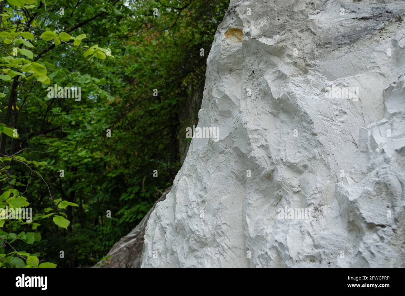 Estrazione di gesso. Cava di calcare. Estrazione di prodotti in opencast. Colline di gesso. Superficie gesso. White Stone Texture sfondo. Foto Stock