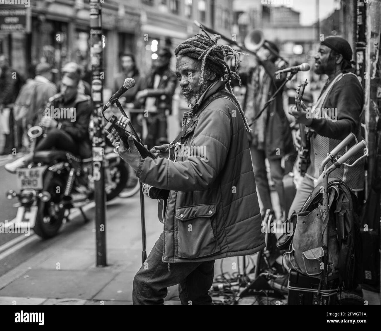 Autobus su Brick Lane a Londra. Foto Stock