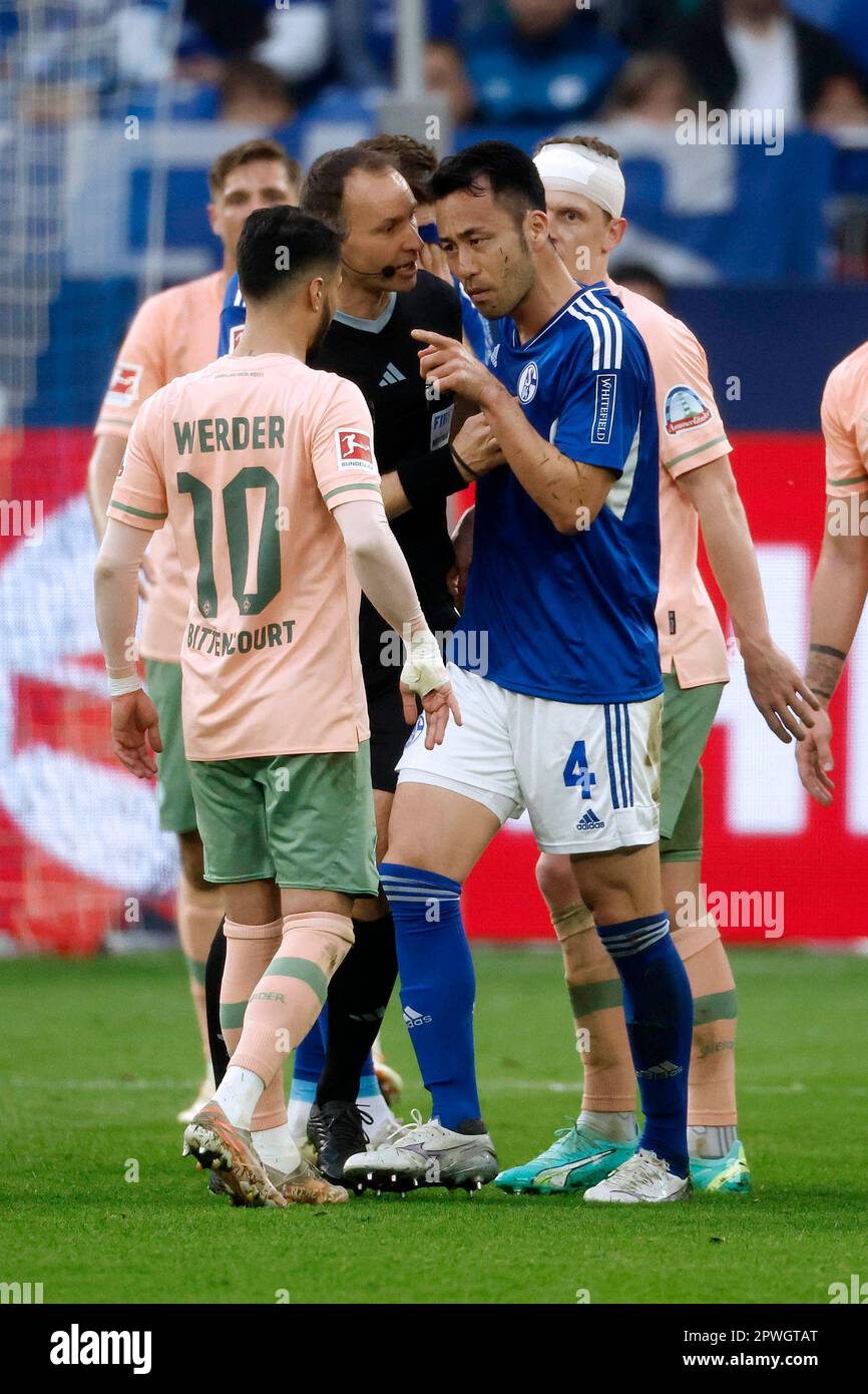 Gelsenkirchen, Deutschland, 1. Fussball Bundesliga 30. Spieltag FC Schalke 04 contro SV Werder Brema 2-1:29. 04. 2023 in der Veltins Arena auf Schalke in Gelsenkirchen Maya YOSHIDA (S04) 2.v.re.- kann nur mit Mühe von Schiedsrichter Bastian DANKERT 3.v.re. Daran gehindwerden, auf Loureiro Leonardo BITTENCOURT (BRE) 2.v.li.- loszugehen Fostelt: Norbert Schessdorf Foto Stock