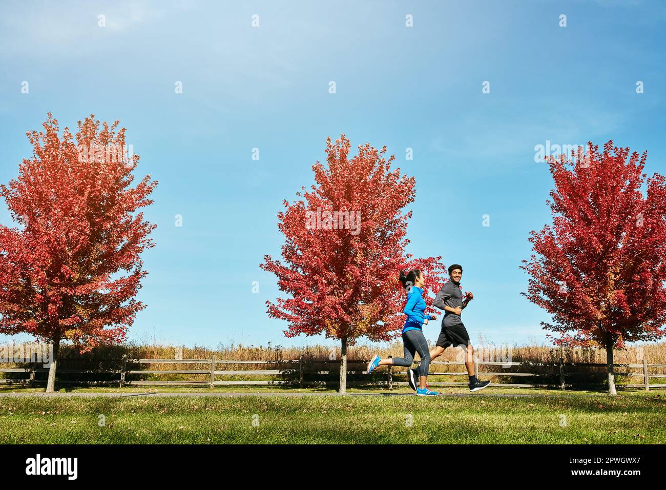 Viaggio verso i loro obiettivi di fitness lungo il percorso panoramico. una giovane coppia sportiva che si esercita insieme all'aperto. Foto Stock