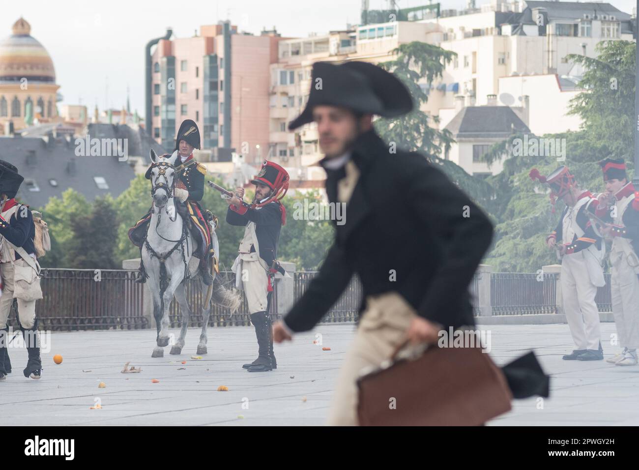 Madrid, Spagna. 30th Apr, 2023. Gli appassionati di questo sport partecipano ad una rievocazione storica della rivolta del 2 maggio 1808 dei cittadini di Madrid contro le truppe francesi di Napoleone, di fronte al Palazzo reale di Madrid. Credit: Marcos del Mazo/Alamy Live News Foto Stock