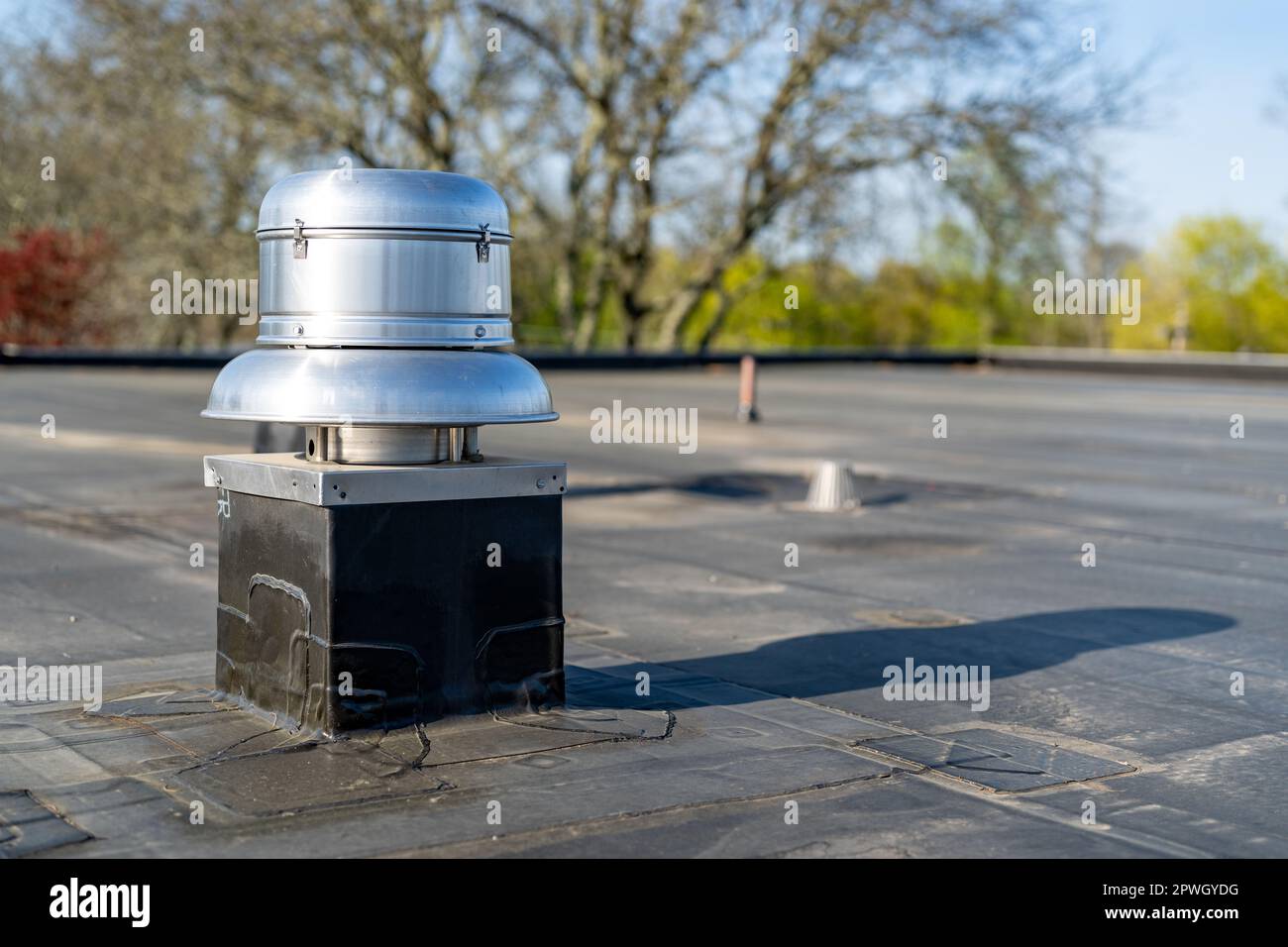 Foto di una ventola di ventilazione dello scarico del tetto su un nuovo EPDM in un grande edificio commerciale Foto Stock