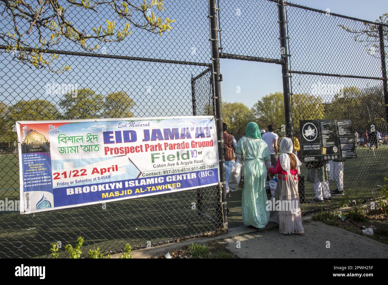 Musulmani provenienti da varie moschee di Brooklyn assistono ad un servizio di preghiera su Eid alla fine del Ramadan a Prospect Park, Brooklyn, New York. Foto Stock