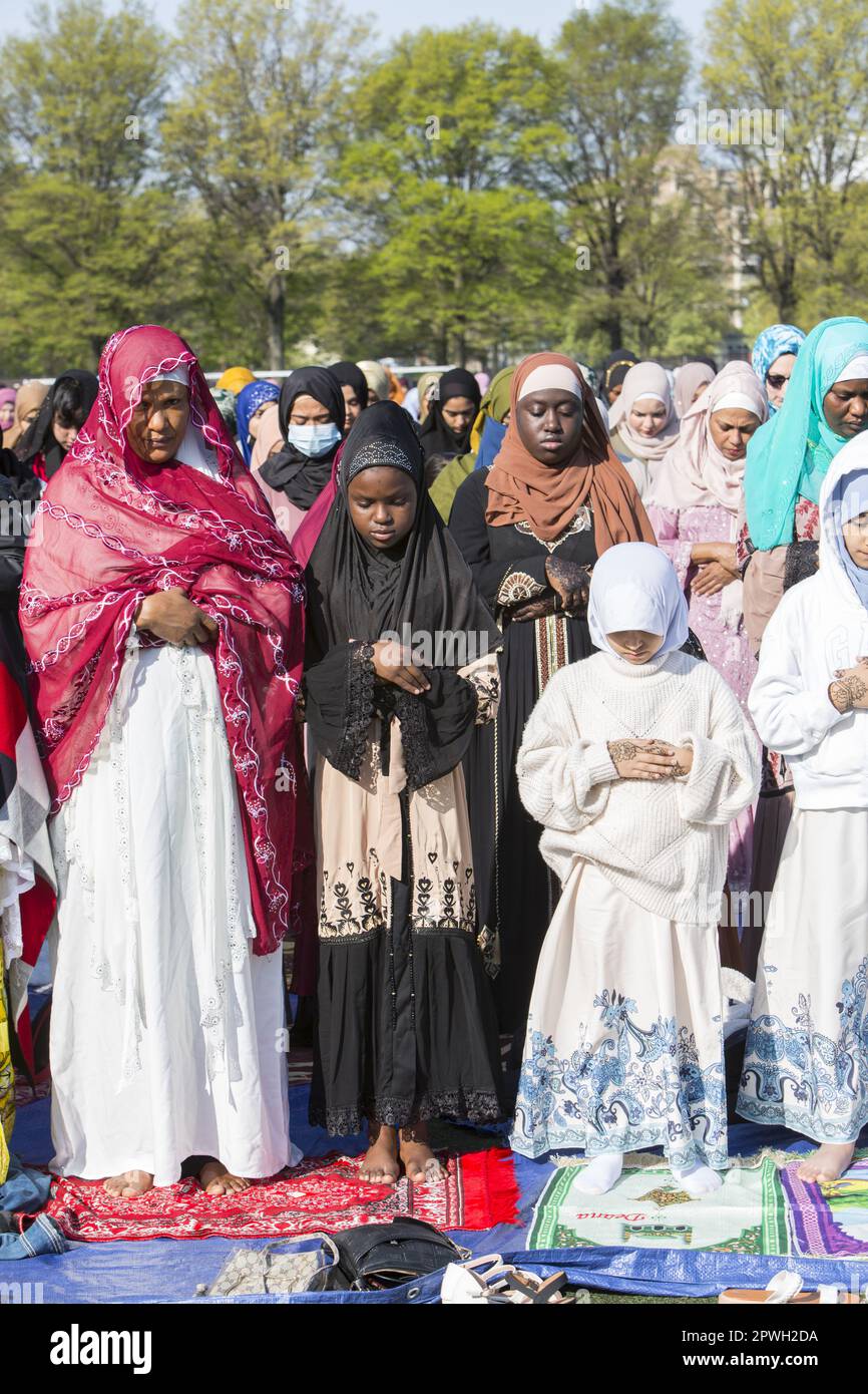 Musulmani provenienti da varie moschee di Brooklyn assistono ad un servizio di preghiera su Eid alla fine del Ramadan a Prospect Park, Brooklyn, New York. Foto Stock