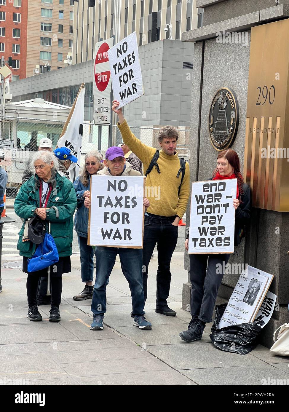 Gli attivisti anti-guerra dimostrano di fronte al Federal Building di Broadway a Lower Manhattan il giorno delle tasse per dire niente tasse per la guerra e per educare il pubblico quanto denaro duro va ai militari invece che per il bene pubblico. Foto Stock