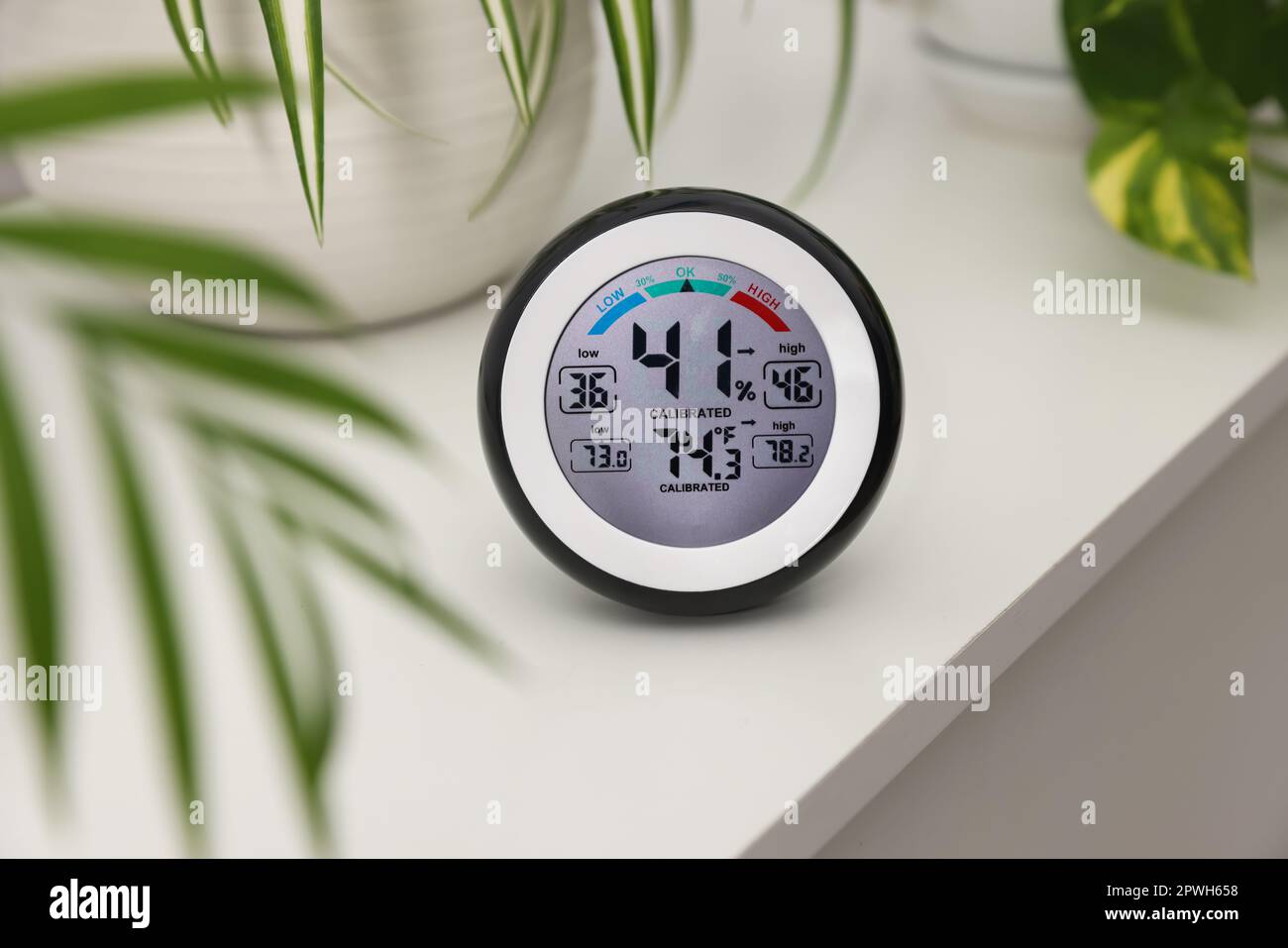 Igrometro digitale con termometro e piante su tavolo bianco Foto stock -  Alamy