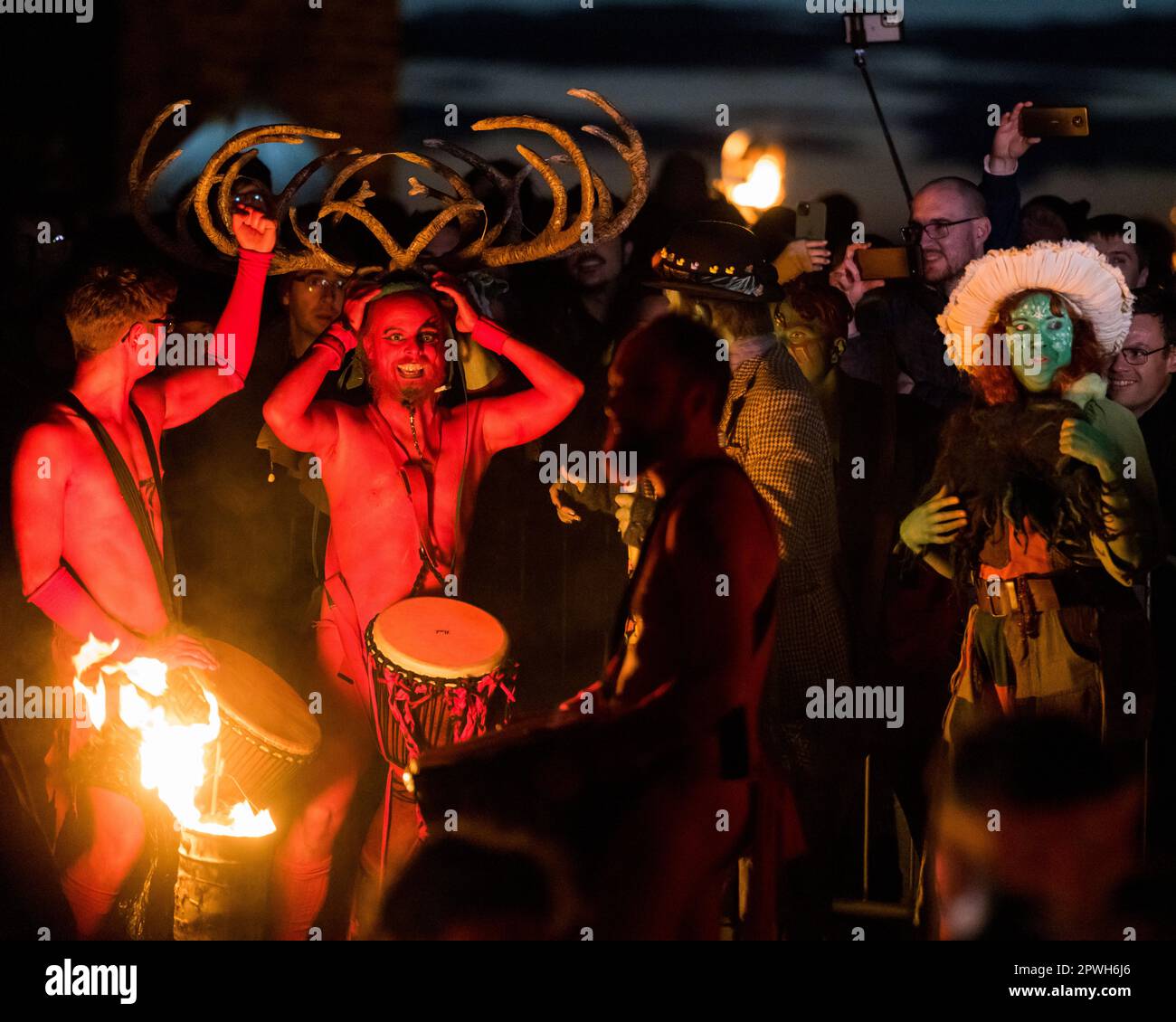 Edimburgo, Scozia, Regno Unito, 30 aprile 2023, le corna dell'uomo verde sono rubate dai batteristi rossi. Credit: Raymond Davies / Alamy Live News Foto Stock