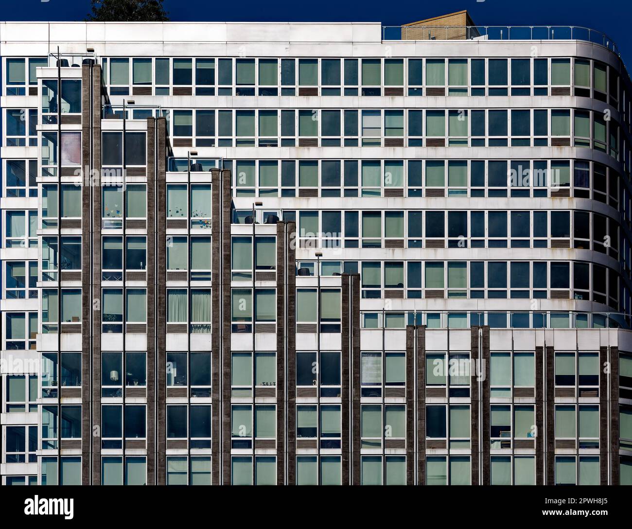 Le curve vetrose e le terrazze a gradini di 212 West 72nd Street, noto anche come “The Corner”, è ora condominio appartamenti al margine superiore di Lincoln Square. Foto Stock