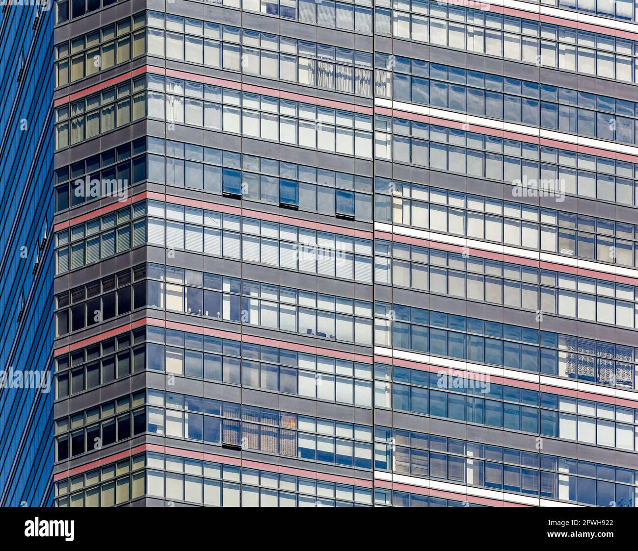 Il Three Lincoln Center e' una torre di condominio di vetro nero a 54 piani con bande rosse, parte di un complesso che include le strutture della Julliard School. Foto Stock