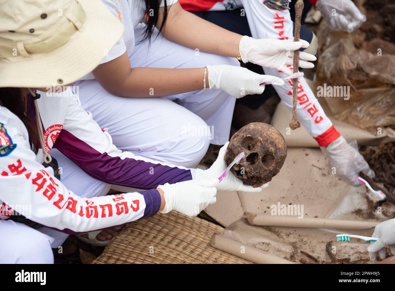 Saraburi, Thailandia. 30th Apr, 2023. I volontari puliscono gli scheletri umani. Nella tradizione di esumare i defunti che sono stati sepolti per molto tempo organizzato da fondazione caritativa secondo le credenze religiose del popolo cinese tailandese in un cimitero, Phahonyothin Road, Provincia di Saraburi (circa 90 chilometri a nord di Bangkok) Domenica 30 aprile 2023. (Foto di Teera Noisakran/Pacific Press) Credit: Pacific Press Media Production Corp./Alamy Live News Foto Stock