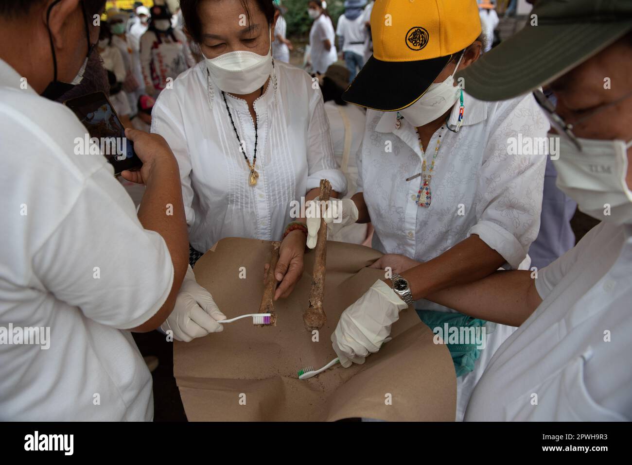 Saraburi, Thailandia. 30th Apr, 2023. I volontari puliscono gli scheletri umani. Nella tradizione di esumare i defunti che sono stati sepolti per molto tempo organizzato da fondazione caritativa secondo le credenze religiose del popolo cinese tailandese in un cimitero, Phahonyothin Road, Provincia di Saraburi (circa 90 chilometri a nord di Bangkok) Domenica 30 aprile 2023. (Foto di Teera Noisakran/Pacific Press) Credit: Pacific Press Media Production Corp./Alamy Live News Foto Stock