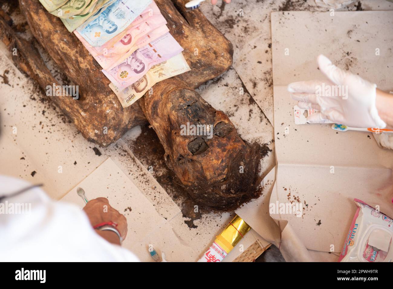 Saraburi, Thailandia. 30th Apr, 2023. Il corpo del defunto per lungo tempo, ma il corpo incorruttibile è stato preso da volontari dalla tomba. Per pulire prepararsi a riunirsi per una cerimonia di merito secondo le credenze religiose del popolo thailandese-cinese in un cimitero, Phahonyothin Road, provincia di Saraburi (circa 90 chilometri a nord di Bangkok) Domenica, 30 aprile 2023. (Foto di Teera Noisakran/Pacific Press) Credit: Pacific Press Media Production Corp./Alamy Live News Foto Stock