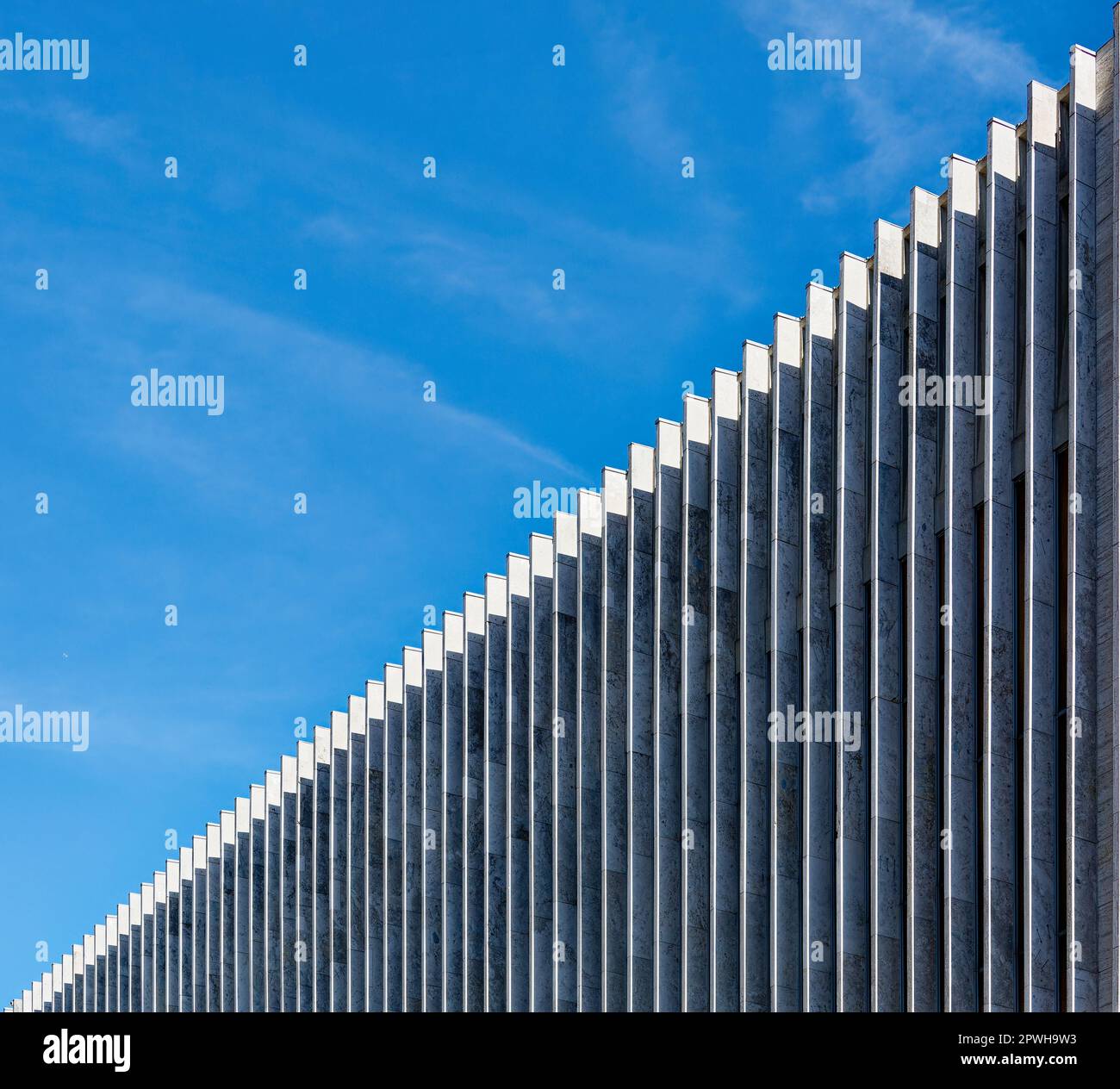 Tre lati del Metropolitan Opera House del Lincoln Center sono rivestiti in vetro dietro le pareti di alte pinne di travertino verticali. Foto Stock