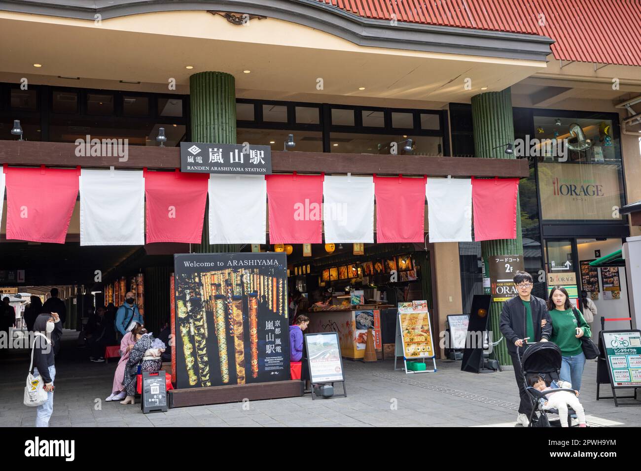 2023, ingresso alla stazione ferroviaria di Arashiyama, Kyoto, Giappone. Negozi di alimentari e negozi all'ingresso della stazione. Foto Stock