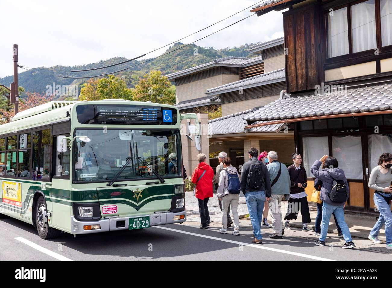 Arashiyama Kyoto, 2023 aprile, autobus di trasporto pubblico porta turisti visitatori ad Arashiyama per vedere boschetto di bambù e tempio di Tenryu-ji, Giappone, Asia Foto Stock