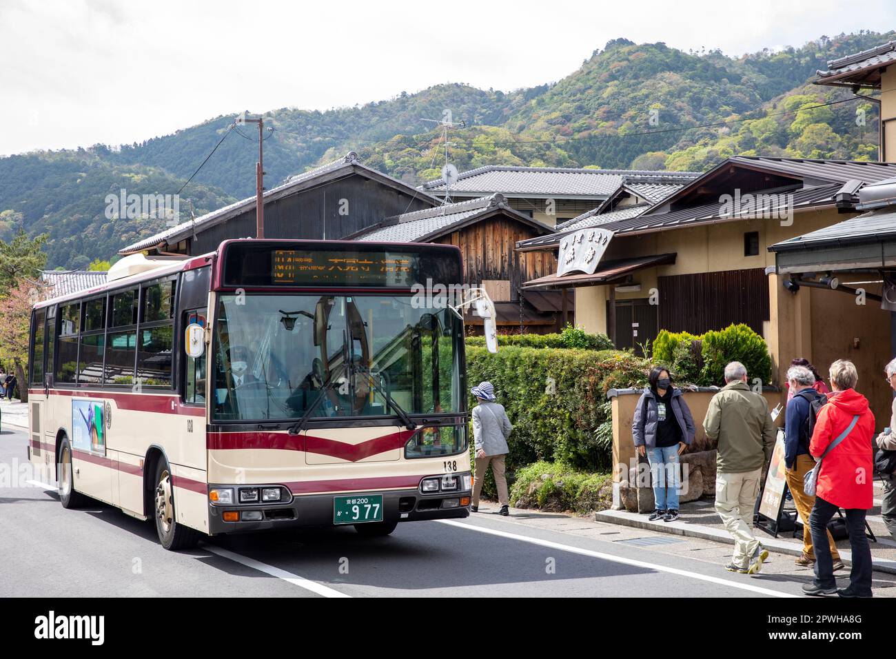 Arashiyama Kyoto, 2023 aprile, autobus di trasporto pubblico porta turisti visitatori ad Arashiyama per vedere boschetto di bambù e tempio di Tenryu-ji, Giappone, Asia Foto Stock