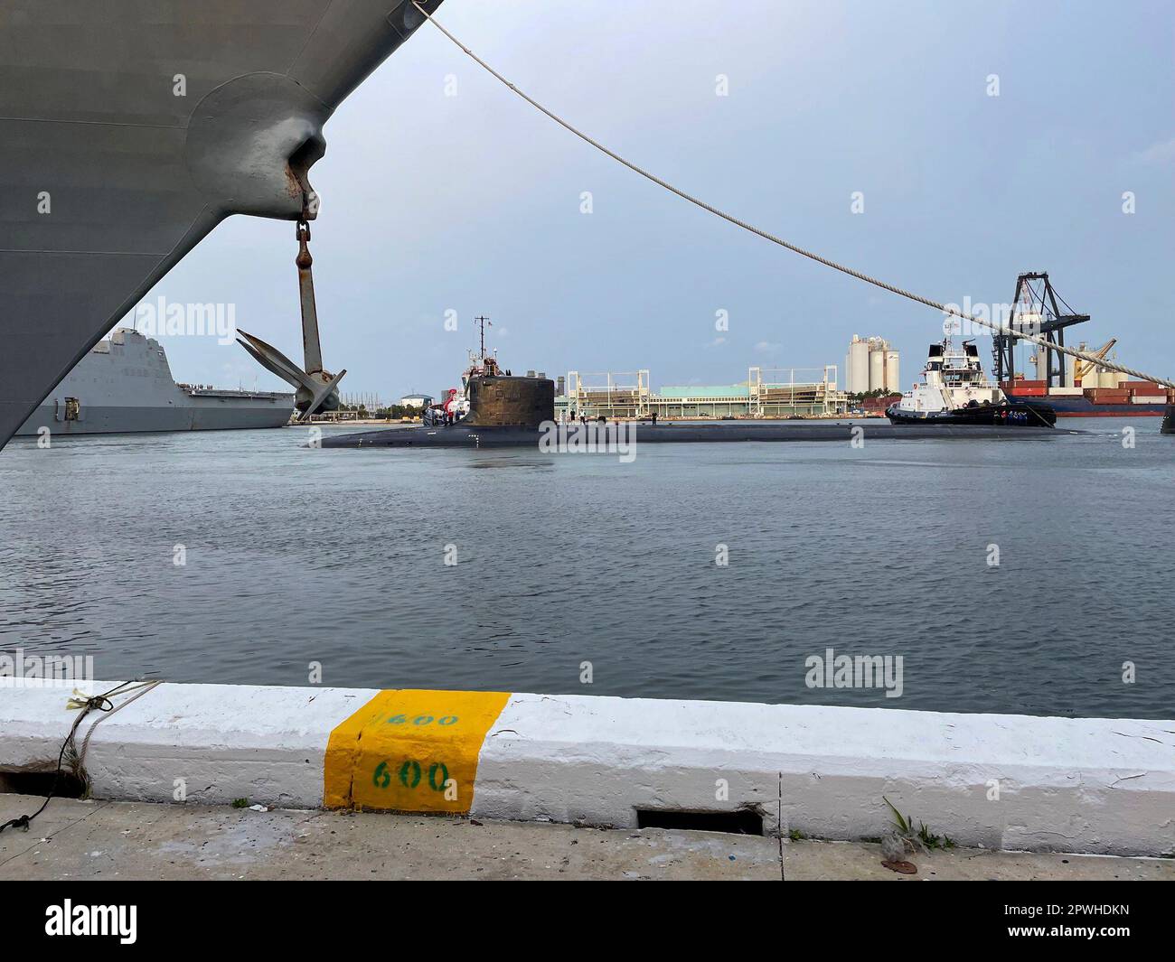 230430-N-WW980-1001 PORTA EVERGLADES, FLA. (30 aprile 2023) il sottomarino ad attacco rapido della Virginia USS Indiana (SSN 789) è guidato da rimorchiatori lontani dal molo in preparazione alla partenza da Fleet Week Port Everglades a Fort Lauderdale, Florida. Sono stati i primi a partire domenica mattina presto, segnando la fine della settimana della flotta. Quest'anno è stata la 32nd Port Everglades Fleet Week. La Fleet Week è stata ospitata dai Broward Navy Days e l'evento offre una straordinaria opportunità per mostrare la tecnologia navale e i marinai, i Marines e i Coast Guardsmen che servono la nazione. (STATI UNITI Foto della Marina di Ja Foto Stock