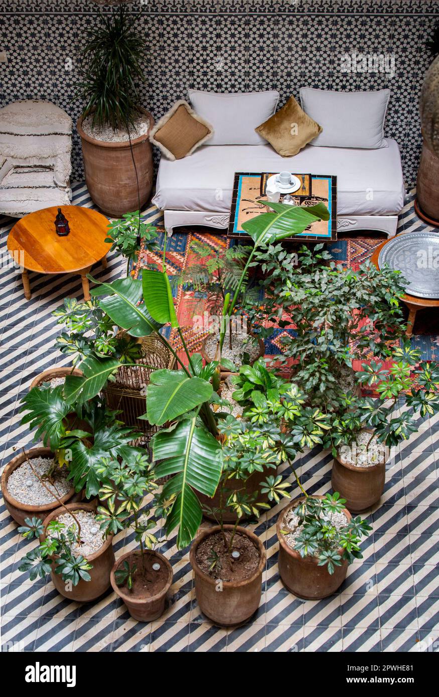 Marrakech, Marocco, 7th aprile 2023. Vista dall'alto del tradizionale cortile marocchino del Riad Foto Stock