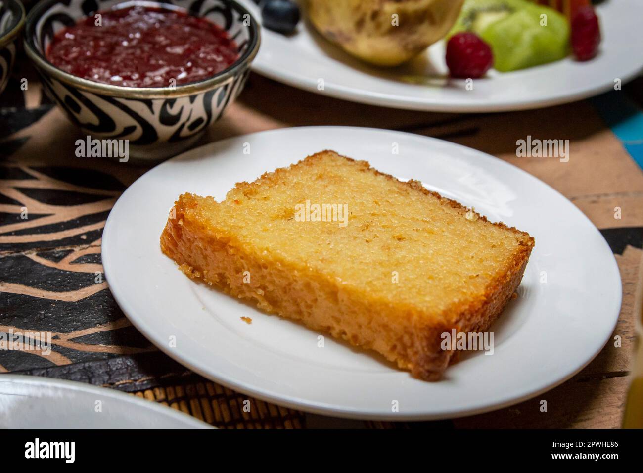 Colazione tradizionale marocchina con torta e marmellata al tavolo da pranzo Foto Stock