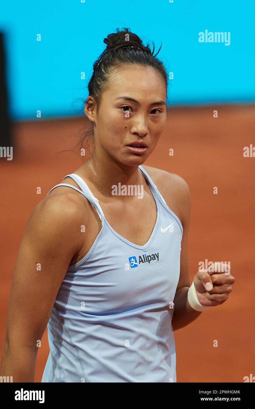 Madrid, Spagna. 30th Apr, 2023. Zheng Qinwen, della Cina, festeggia durante il singolo femminile di 32 partita contro Ekaterina Alexandrova, della Russia, al torneo di tennis Madrid Open di Madrid, in Spagna, il 30 aprile 2023. Credit: Meng Dingbo/Xinhua/Alamy Live News Foto Stock