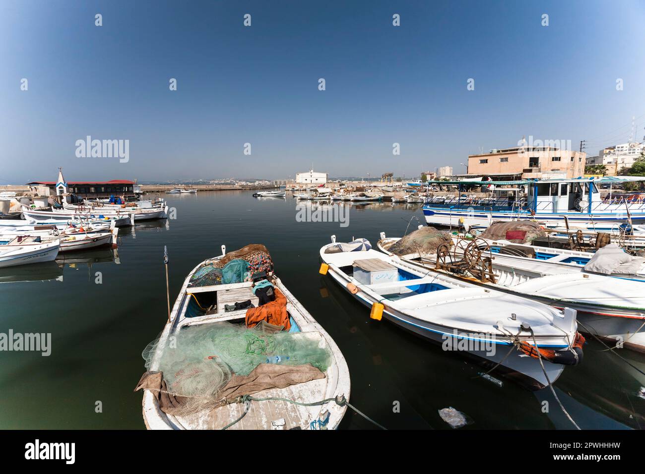 Porto vecchio e barche da pesca nella zona antica isola di Tiro, punta della penisola, Mar mediterraneo, Tiro (Sour, sur), Libano, medio Oriente, Asia Foto Stock