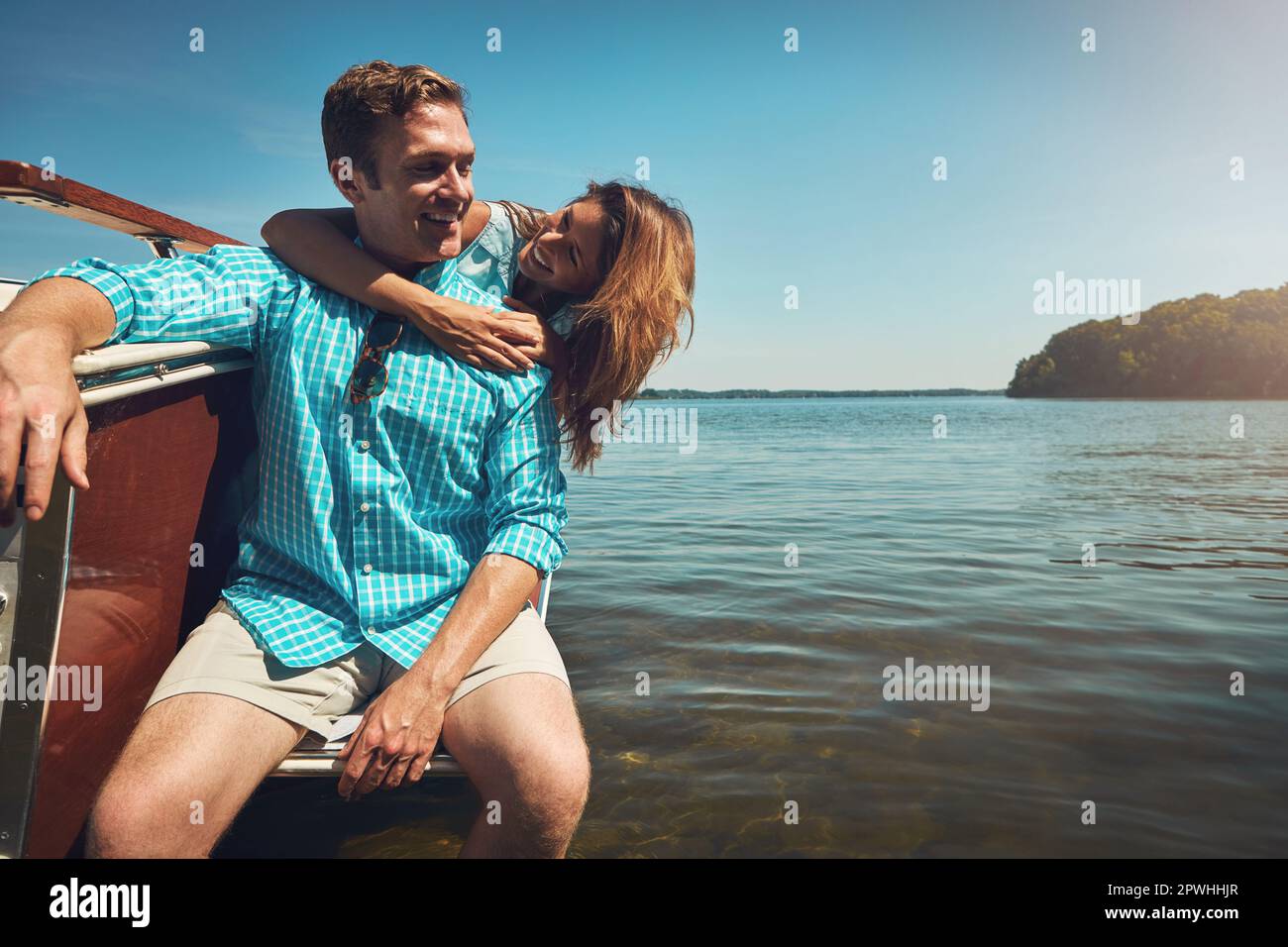 Alcuni dei momenti migliori sono spesi su una barca. una giovane coppia che trascorre del tempo insieme su uno yacht. Foto Stock