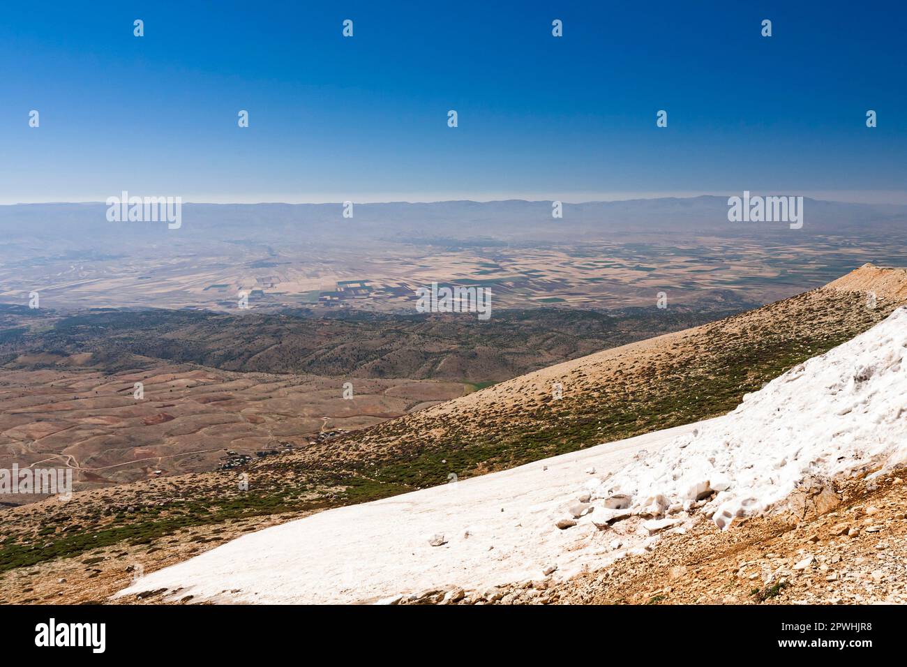 Valle di Bekaa (Beqaa) e montagne anti-libanesi, dalle montagne libanesi (Ariz-Baalbek Road), dal Governatorato di Baalbek-Hermel, Libano, Medio Oriente, Asia Foto Stock