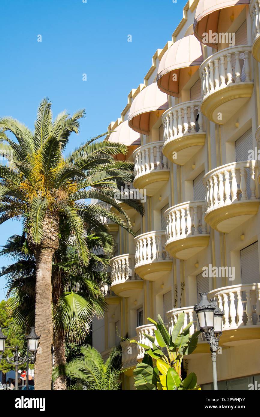Un hotel nell'Europa Meridionale con palme Foto Stock