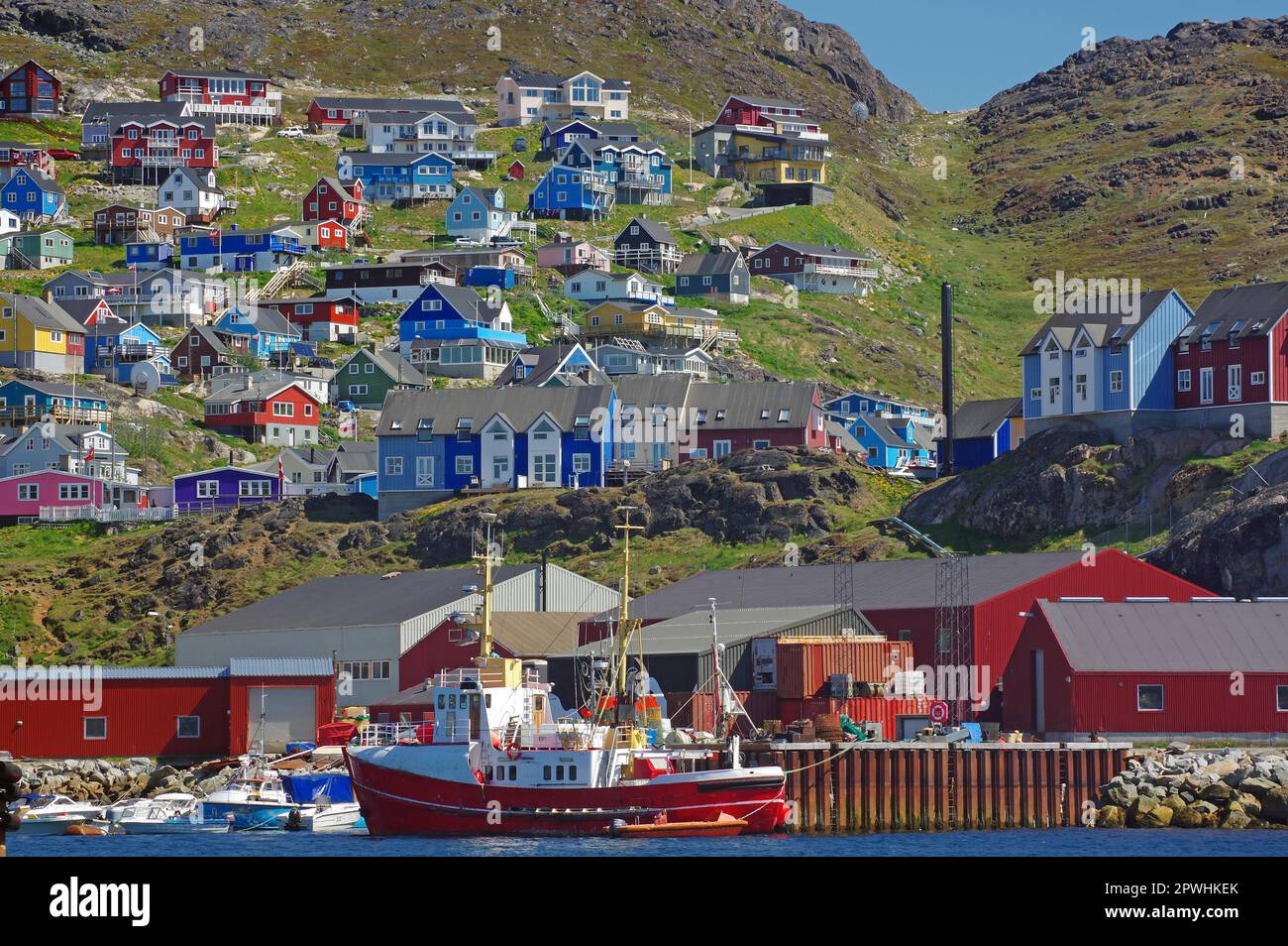 Peschereccio e piccole barche, porto e case colorate, Qaqortoq, comune di Kujalleq, Groenlandia, Danimarca Foto Stock