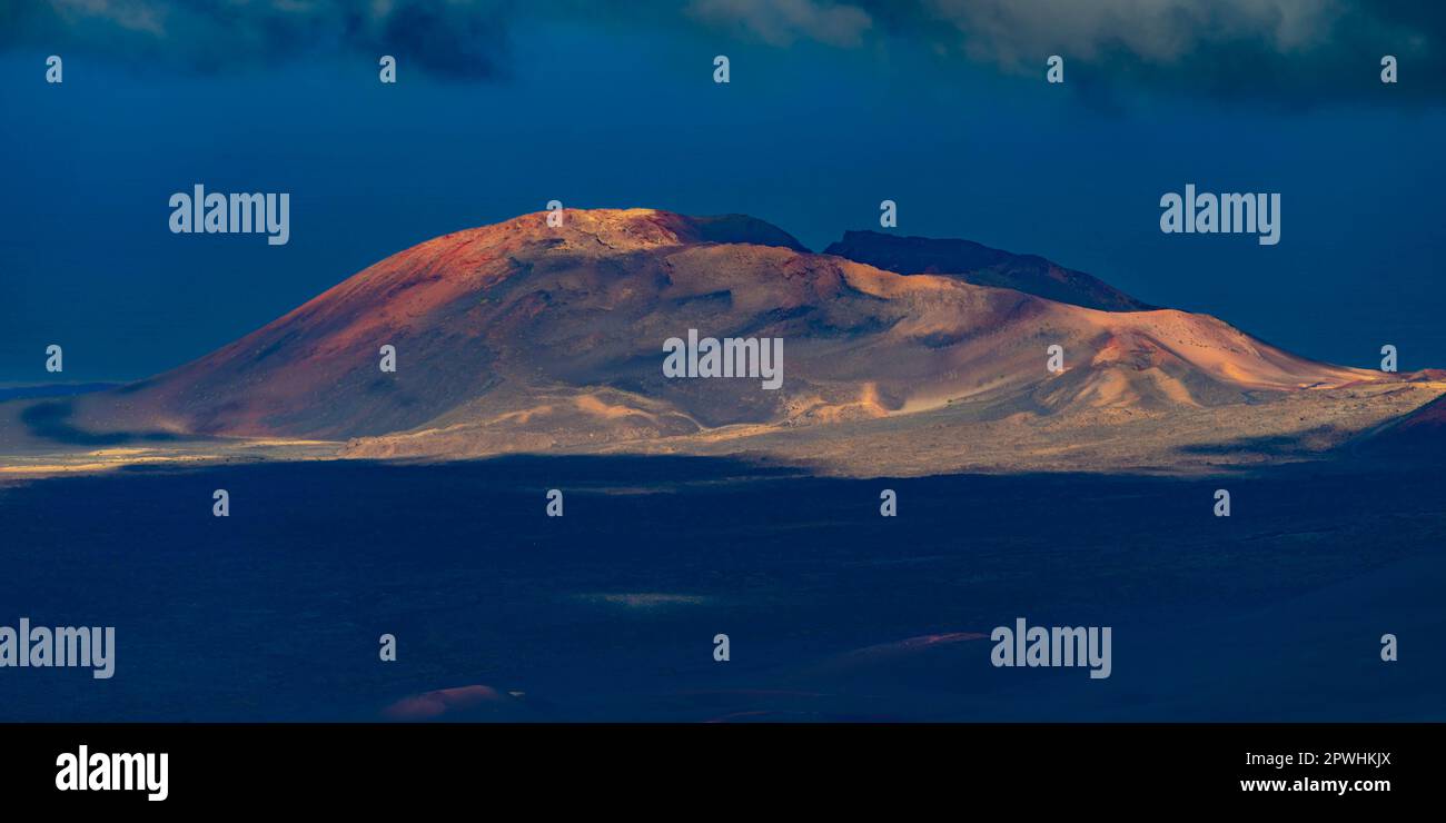 Alba nelle montagne del fuoco, paesaggio vulcanico nel Parco Nazionale di Timanfaya, Lanzarote, Isole Canarie, Spagna Foto Stock