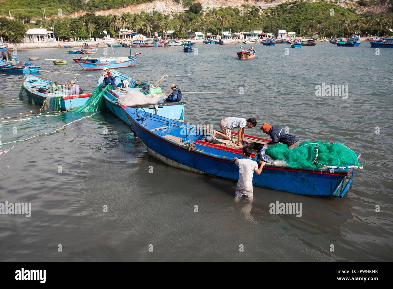 Peschereccio, pescatori che scaricano il pescato, Vinh Hy Bay, South China Sea, Vietnam Foto Stock