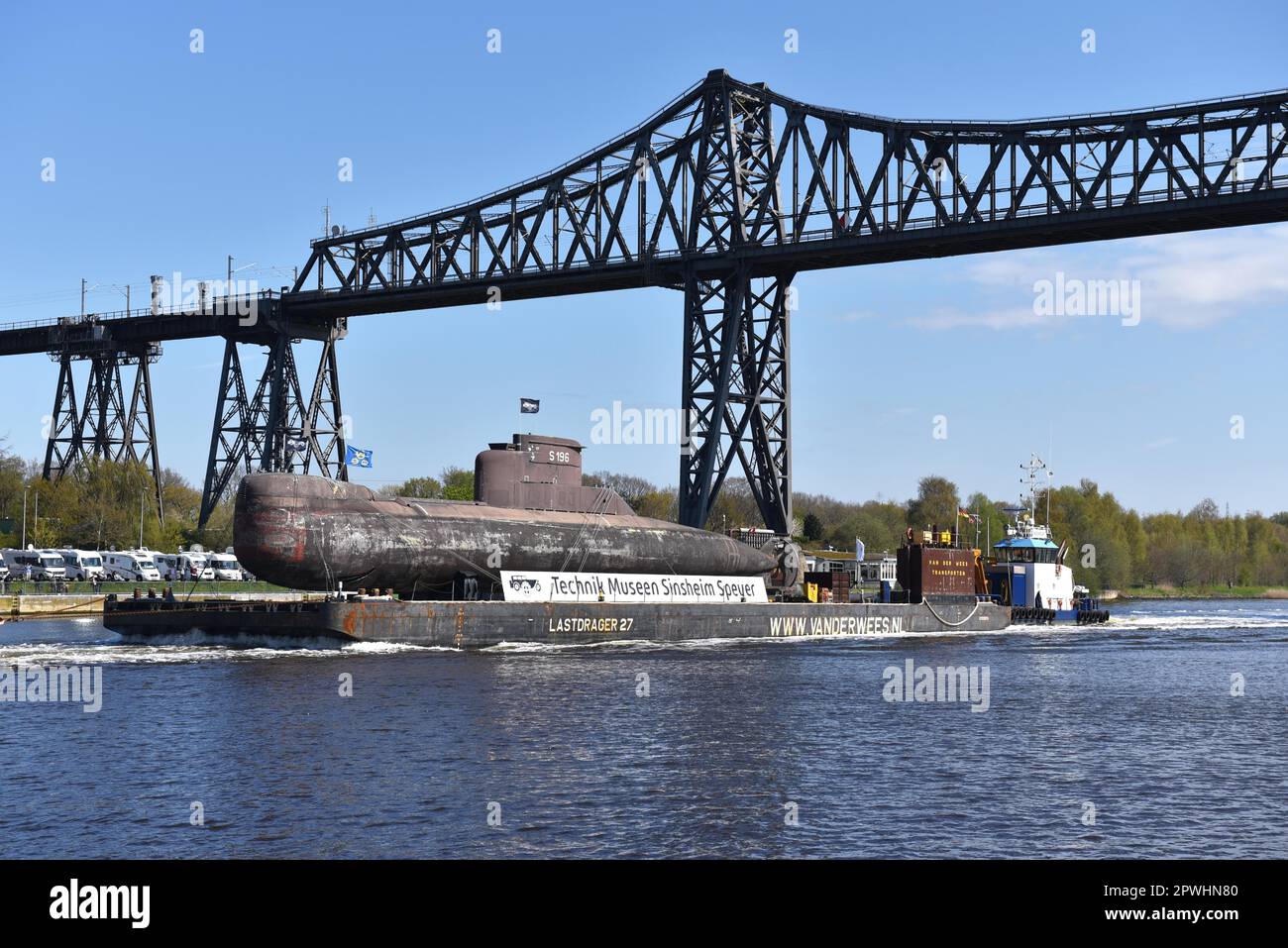 Tugs tira il sommergibile U 17 su un pontile nel canale Kiel sotto il ponte alto di Rendsburg, trasferimento al Museo della tecnica Sinsheim Speyer Foto Stock