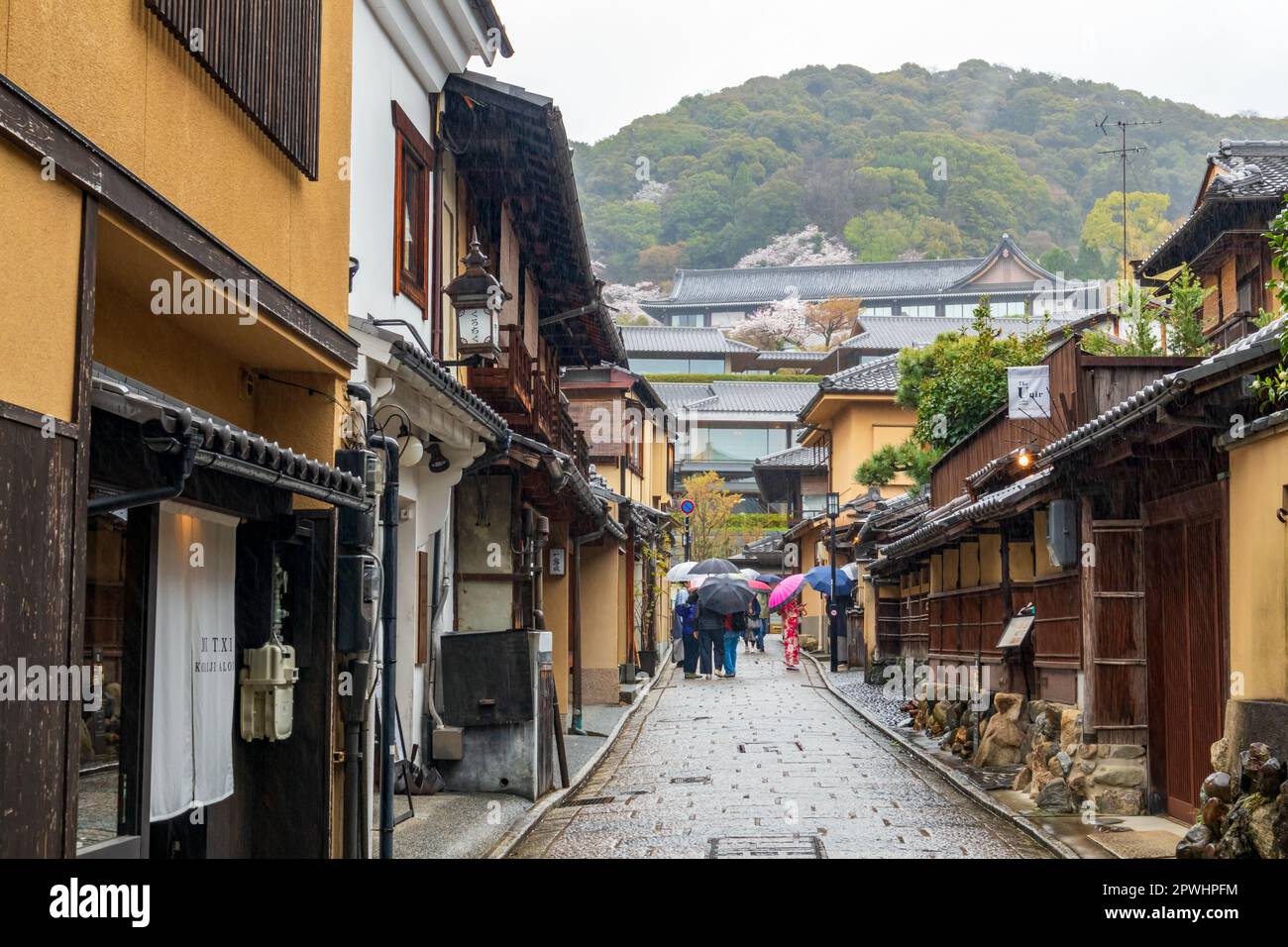 Bella strada nella città vecchia del quartiere di Higashiyama, Kyoto City, Giappone Foto Stock