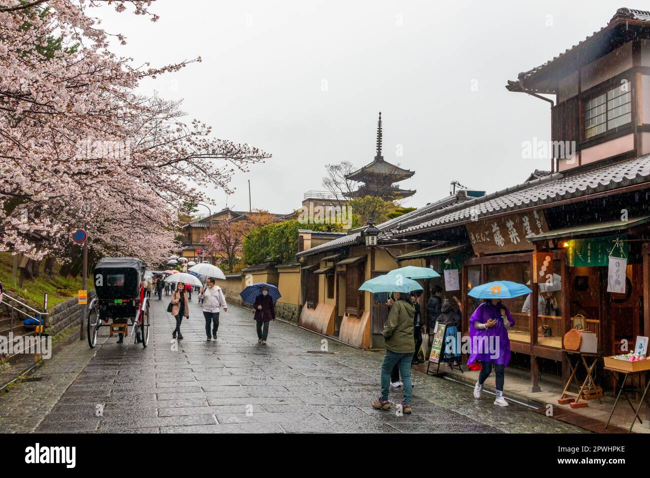 Bella strada nella città vecchia del quartiere di Higashiyama, Kyoto City, Giappone Foto Stock