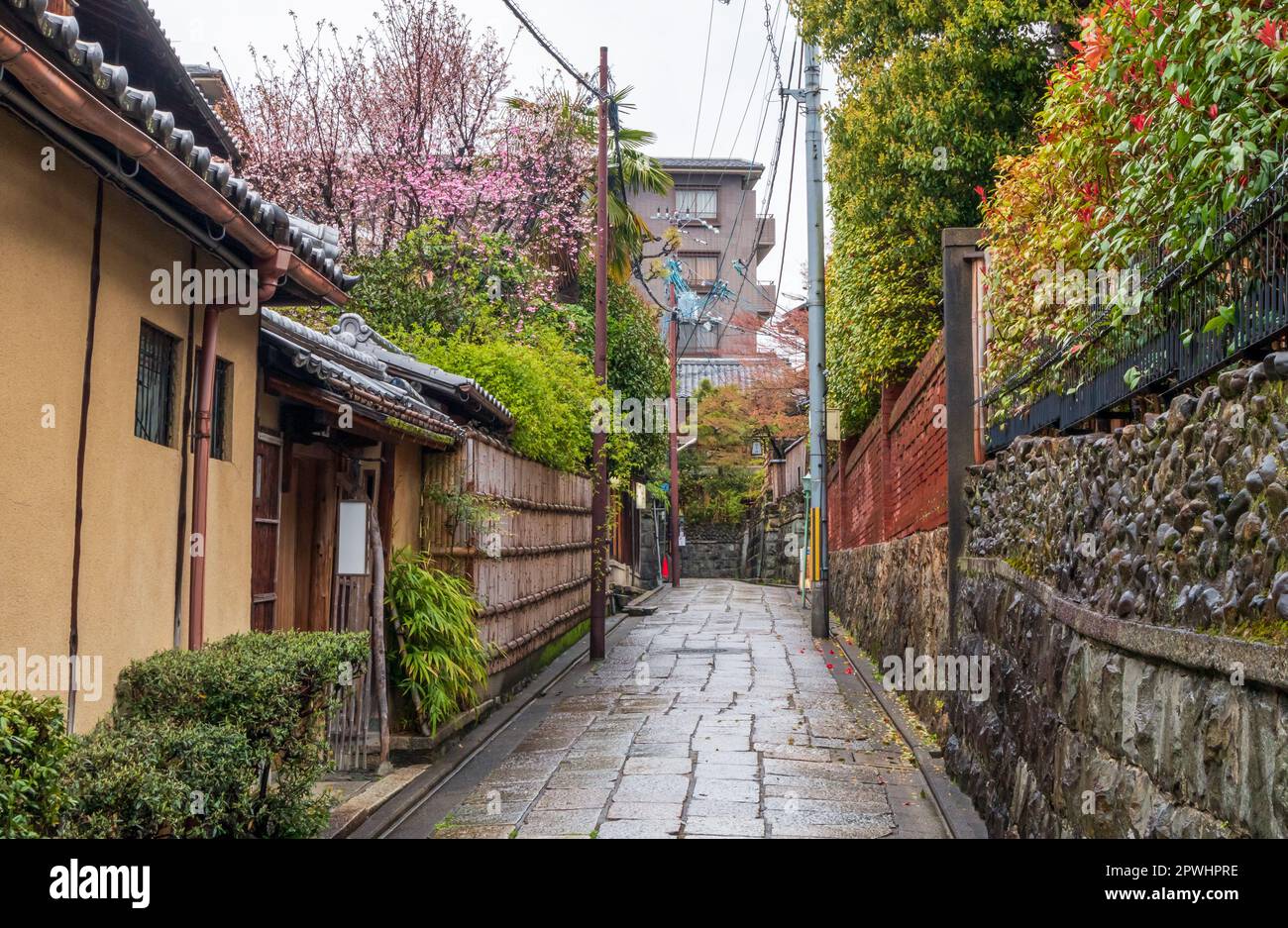Bella strada nella città vecchia del quartiere di Higashiyama, Kyoto City, Giappone Foto Stock