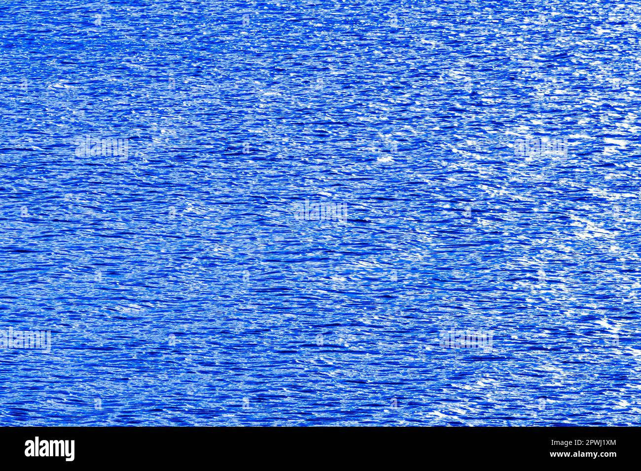 Hintergrund Wasserspiegel Nahe Zeewolde verschiedenfarbige Spiegelung des Veluwemeerarmes Foto Stock