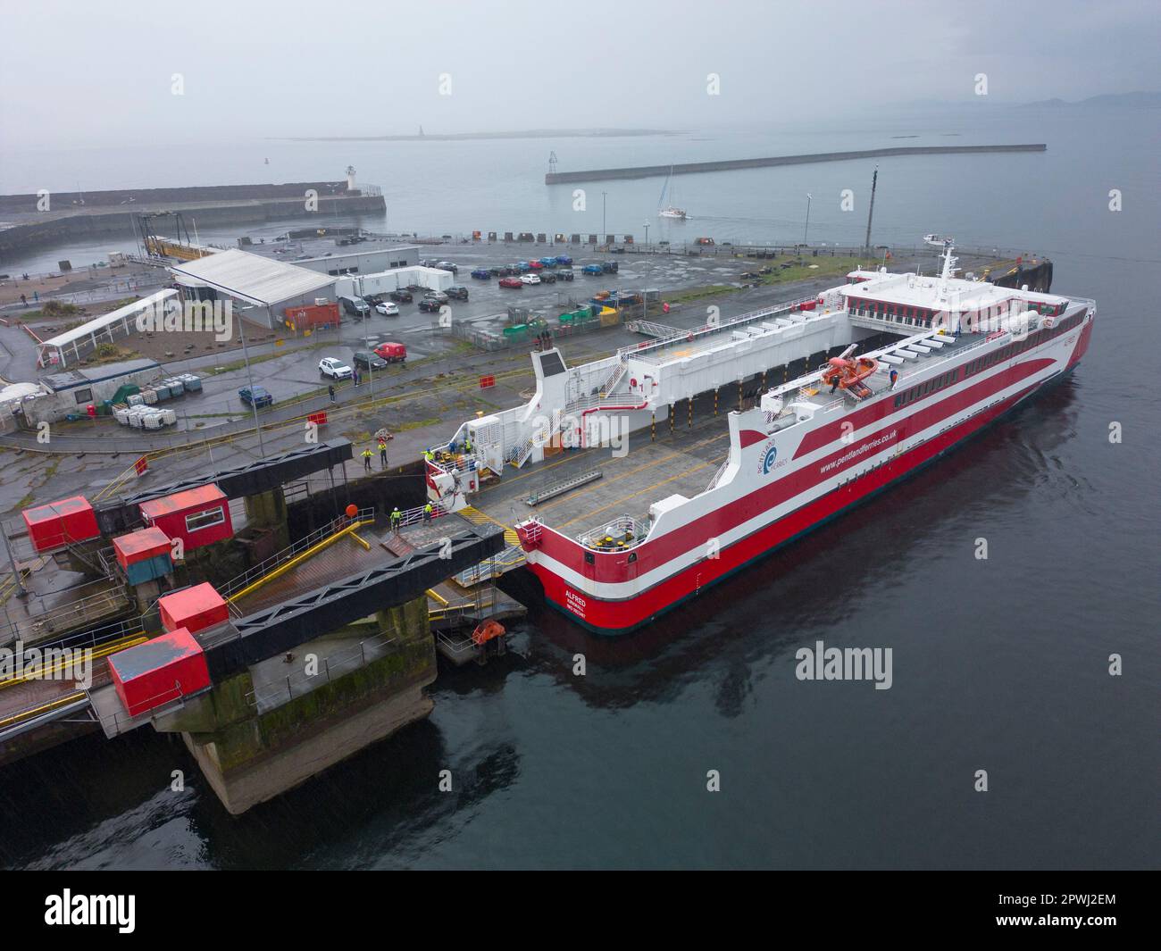 Ardrossan, Scozia, Regno Unito. 30 aprile 2023. Il traghetto passeggeri del catamarano MV Alfred parte per il terminal dei traghetti di Ardrossan durante le prove in mare Foto Stock