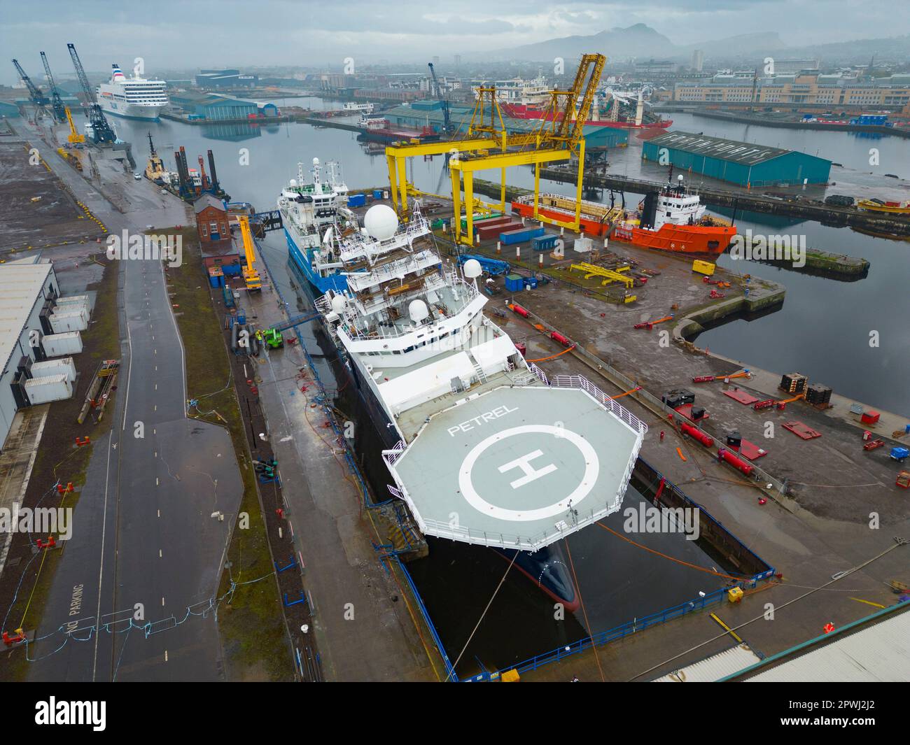 Edimburgo, Scozia, Regno Unito. 30 aprile 2023. La nave di ricerca RV Petrel è stata rifatta galleggiare oggi in bacino di carenaggio ed è ora in uno stato molto più retto. Foto Stock