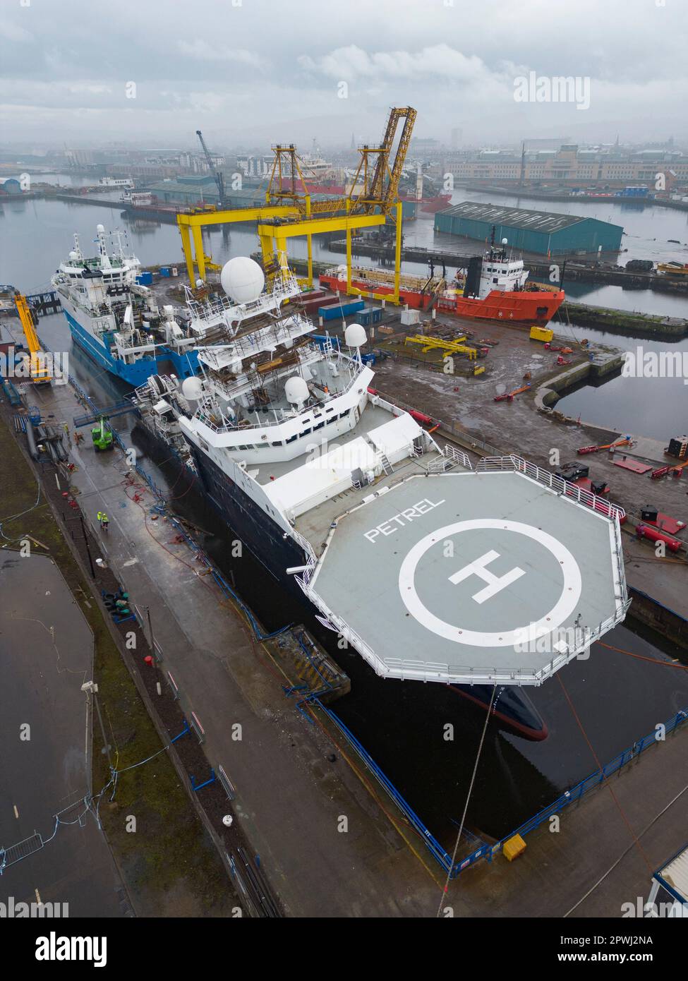 Edimburgo, Scozia, Regno Unito. 30 aprile 2023. La nave di ricerca RV Petrel è stata rifatta galleggiare oggi in bacino di carenaggio ed è ora in uno stato molto più retto. Foto Stock