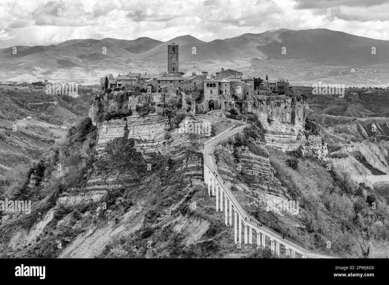 Veduta aerea in bianco e nero della città morente, Civita di Bagnoregio, Italia Foto Stock
