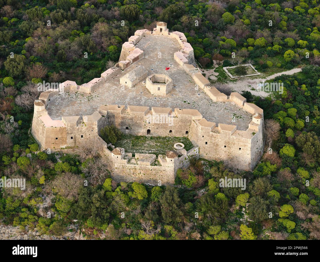 VISTA AEREA. Porto Palermo Castello. Contea di Vlorë, Albania. Foto Stock