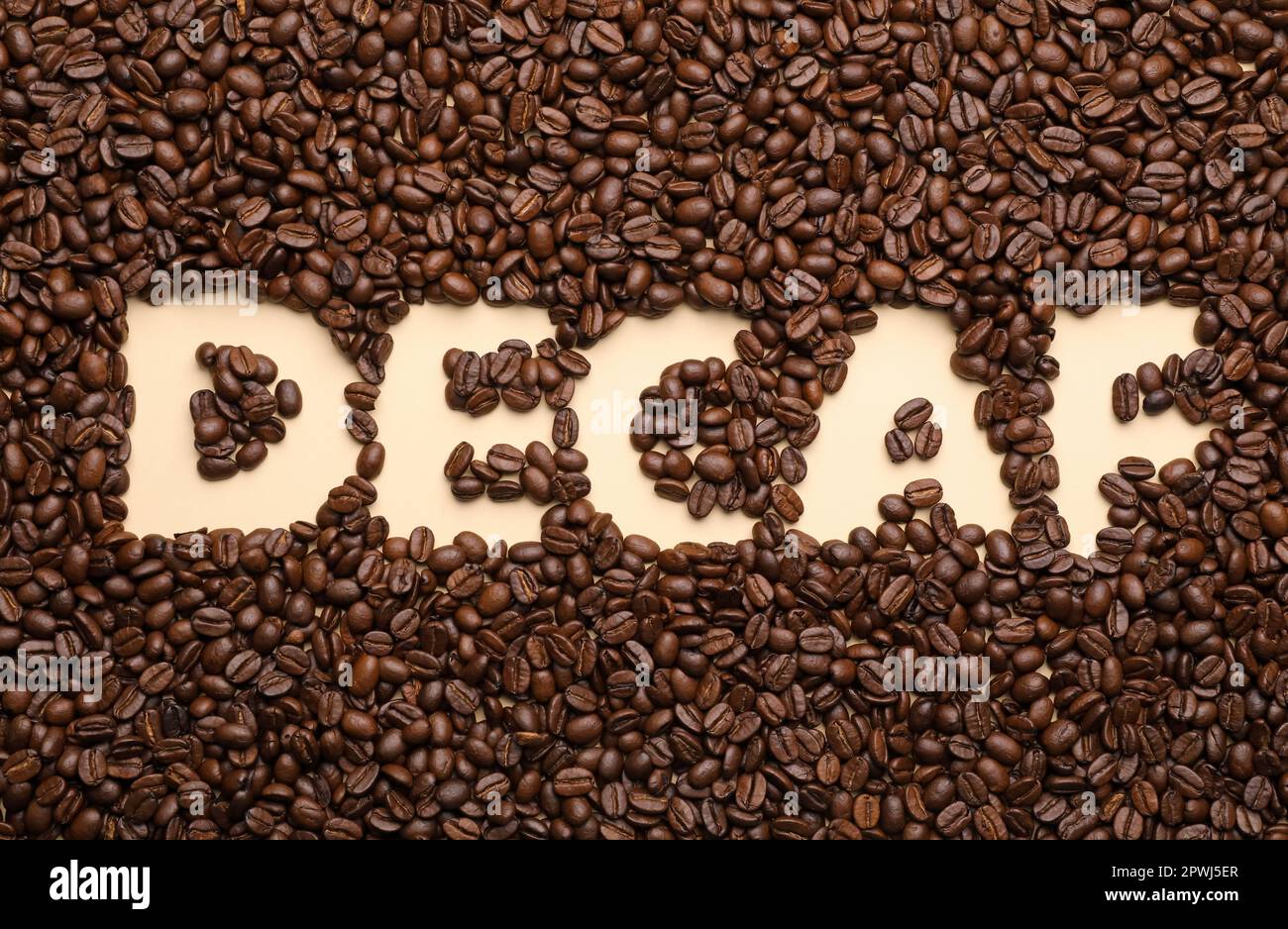 Word Decaf in chicchi di caffè, vista dall'alto Foto Stock